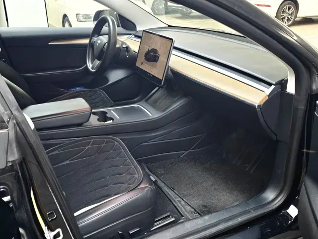 Tesla Model 3 — Фото автомобиля 4