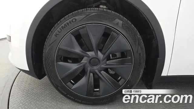 Tesla Model Y — Фото автомобиля 5