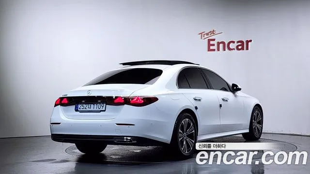 Фотография автомобиля — Mercedes-Benz E-Class