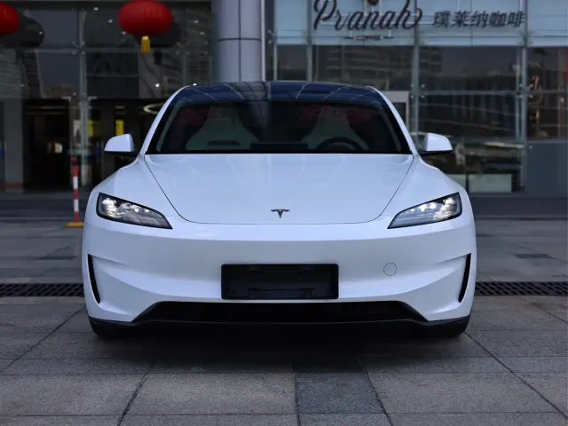 Tesla Model 3 — Фото автомобиля 2