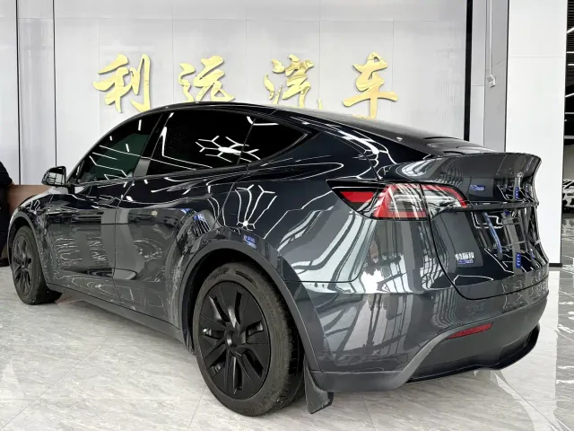 Tesla Model Y — Фото автомобиля 13