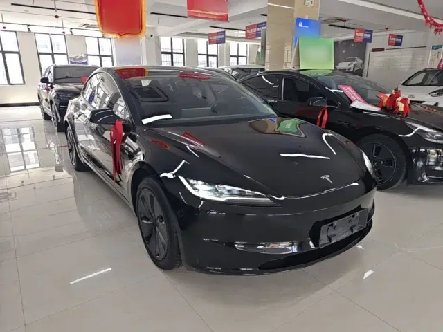Tesla Model 3 — Фото автомобиля 21