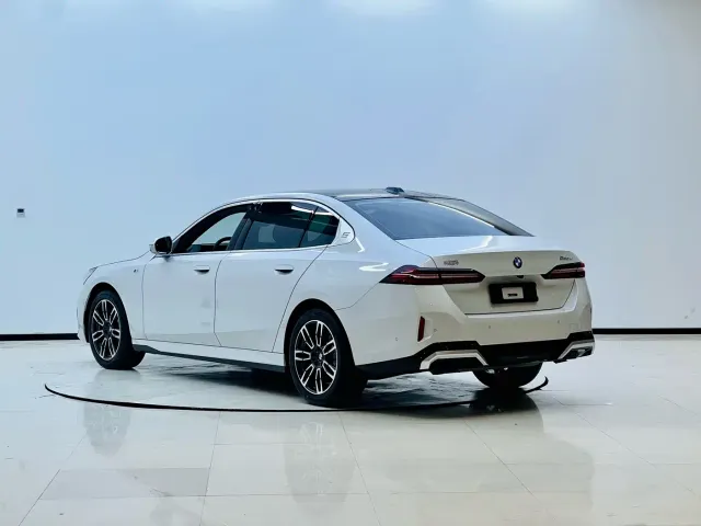 BMW 5 Series — Фото автомобиля 4