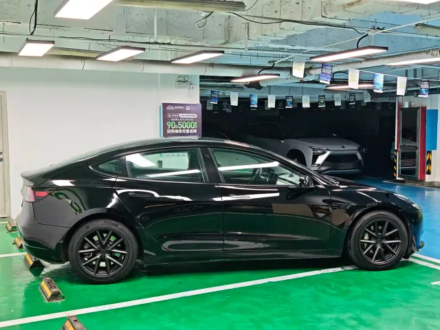 Tesla Model 3 — Фото автомобиля 2
