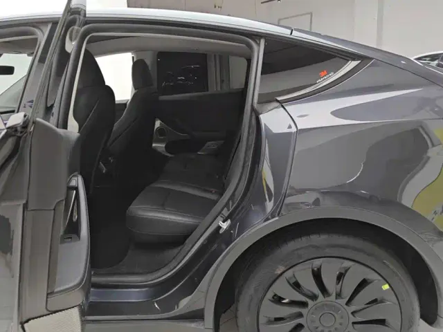 Tesla Model Y — Фото автомобиля 11