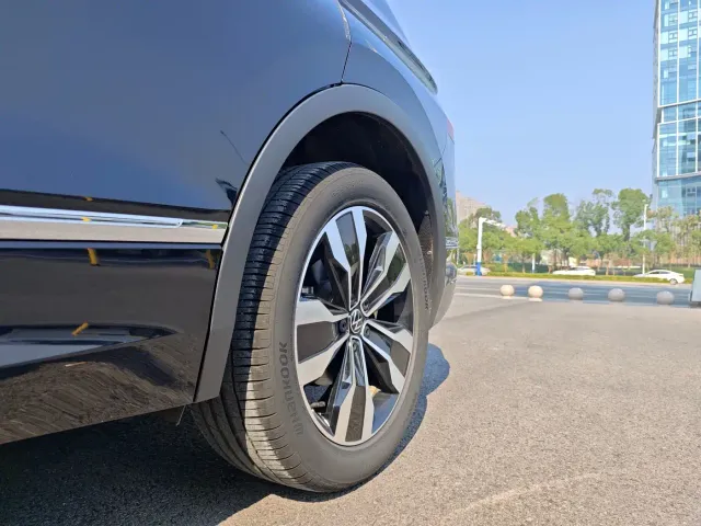 Volkswagen Tiguan L — Фото автомобиля 16