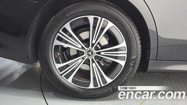 Mercedes-Benz E-Class — Фото автомобиля 5