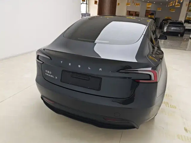 Tesla Model 3 — Фото автомобиля 5