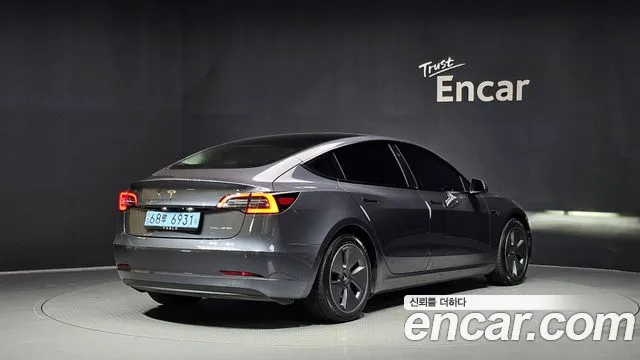 Tesla Model 3 — Фото автомобиля 2