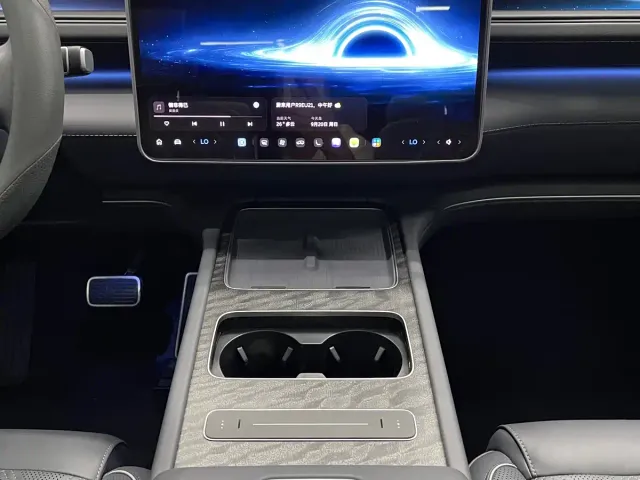 Nio ES8 — Фото автомобиля 13