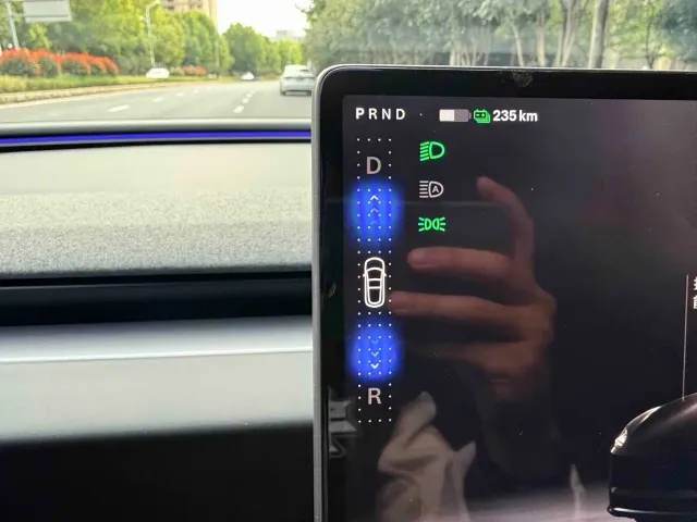Tesla Model 3 — Фото автомобиля 17