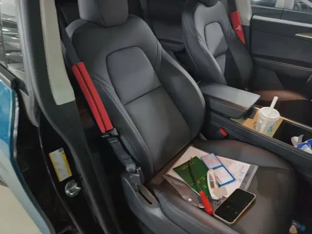 Tesla Model Y — Фото автомобиля 24