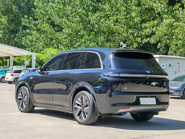 Li Auto L8 — Фото автомобиля 16