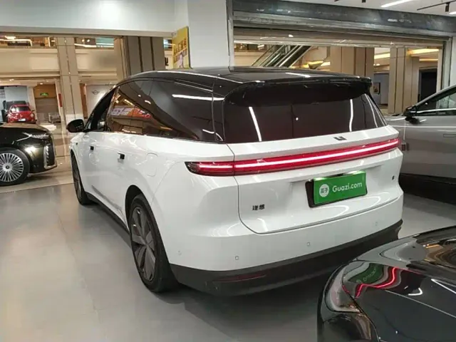 Li Auto i8 — Фото автомобиля 4