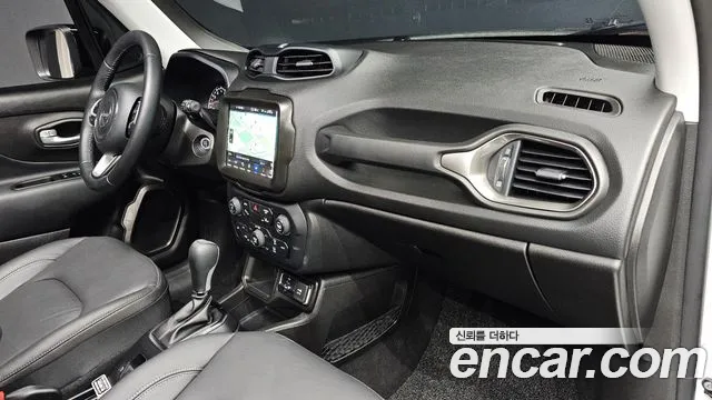 Jeep Renegade — Фото автомобиля 30