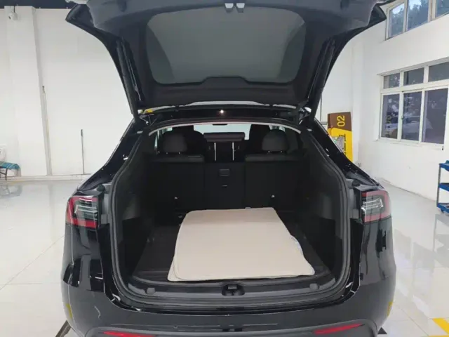Tesla Model Y — Фото автомобиля 18