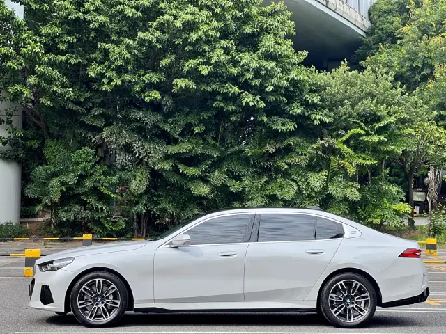 BMW 5 Series — Фото автомобиля 2