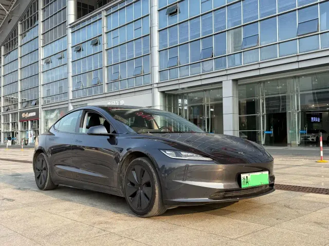 Tesla Model 3 — Фото автомобиля 3