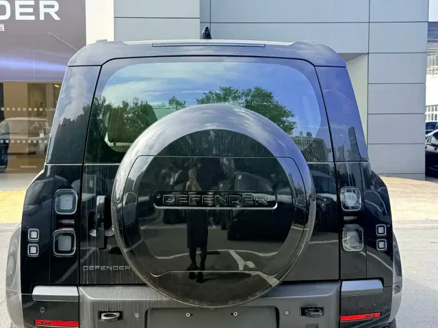 Land Rover Defender — Фото автомобиля 2