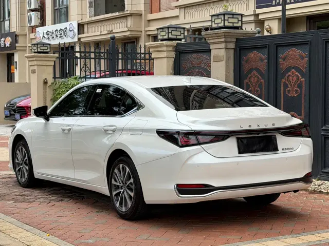 Lexus ES — Фото автомобиля 7