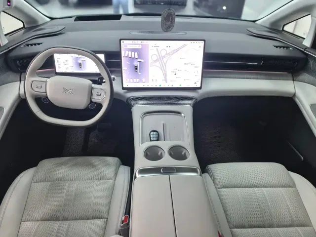 Xpeng X9 — Фото автомобиля 10