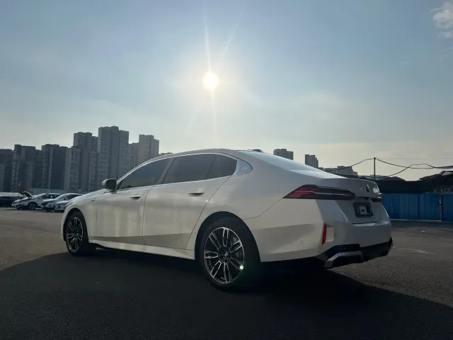BMW 5 Series — Фото автомобиля 9