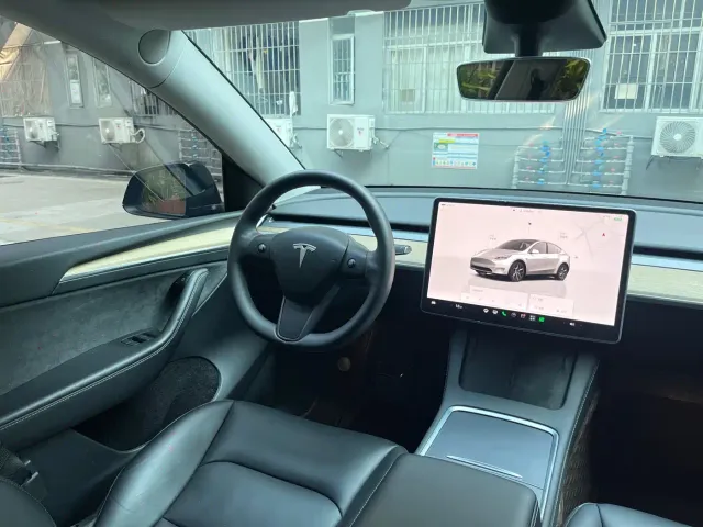 Tesla Model Y — Фото автомобиля 22