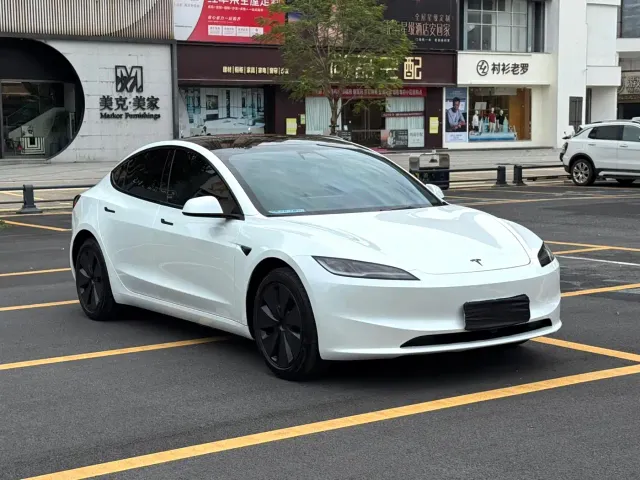 Tesla Model 3 — Фото автомобиля 3
