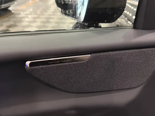 Volvo XC70 Plug-in Hybrid — Фото автомобиля 8