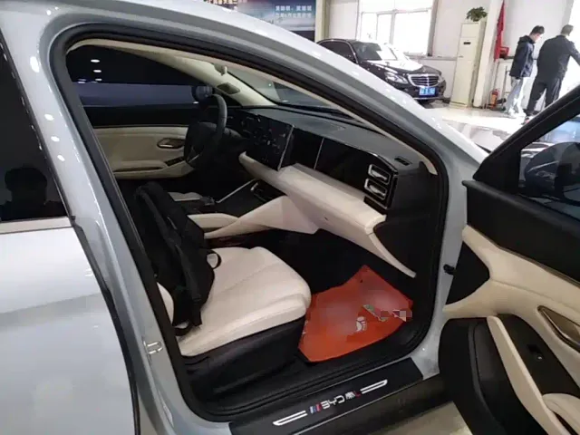 BYD Qin L — Фото автомобиля 24