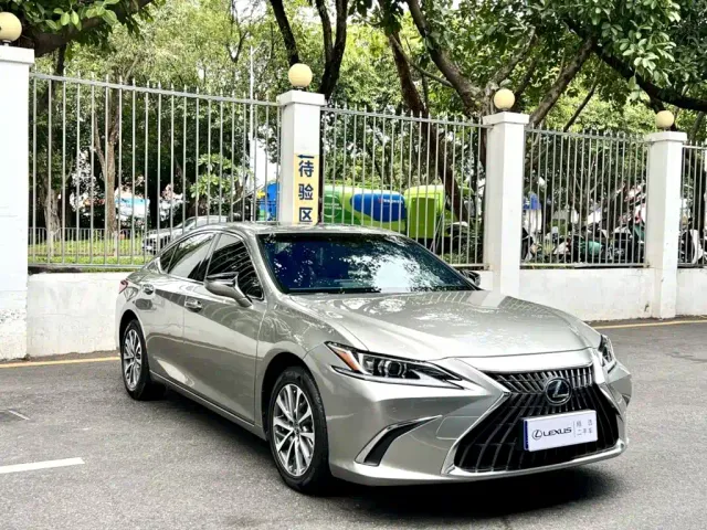 Lexus ES — Фото автомобиля 3