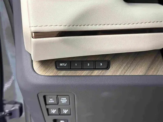Lexus LM — Фото автомобиля 22