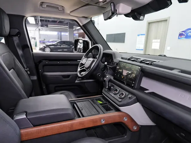 Land Rover Defender — Фото автомобиля 11