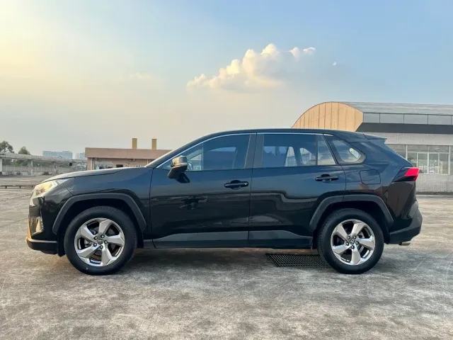 Toyota RAV4 — Фото автомобиля 3