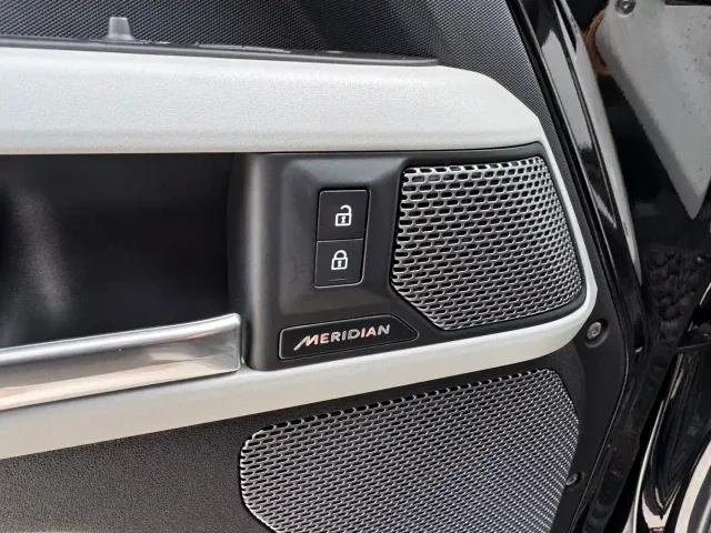 Land Rover Defender — Фото автомобиля 16