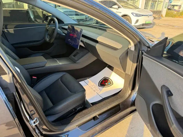 Tesla Model 3 — Фото автомобиля 11