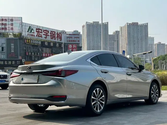 Lexus ES — Фото автомобиля 5