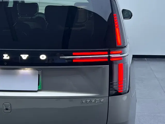 Volvo EM90 — Фото автомобиля 12