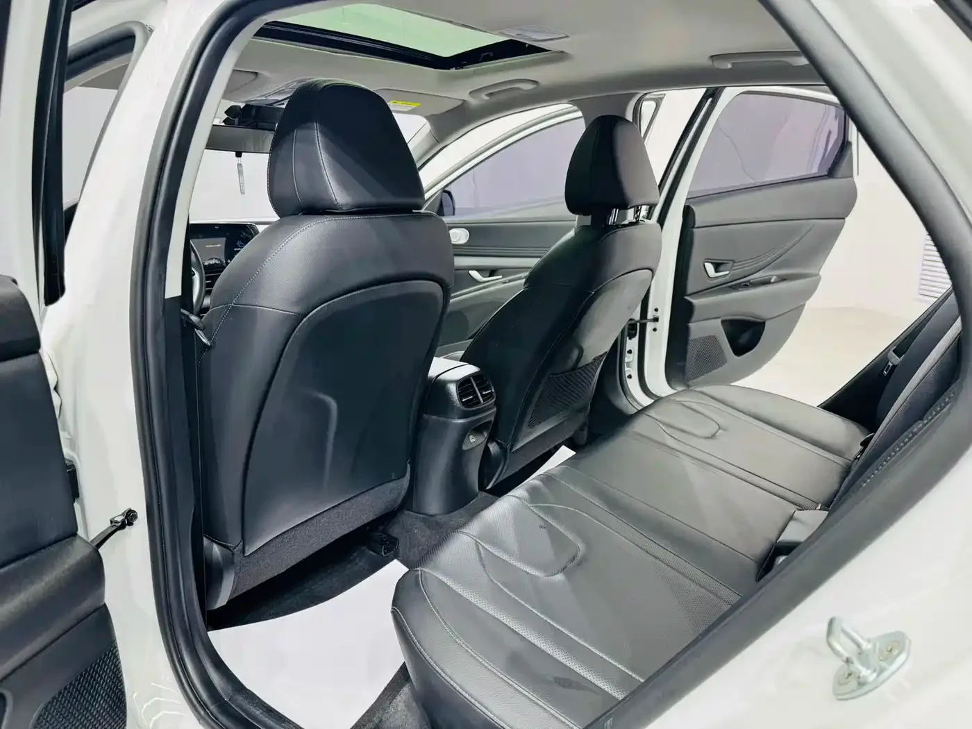 Hyundai Elantra 2022 1.5L CVT LUX Premium Edition — Фото автомобиля 12