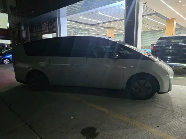 Li Auto MEGA — Фото автомобиля 12