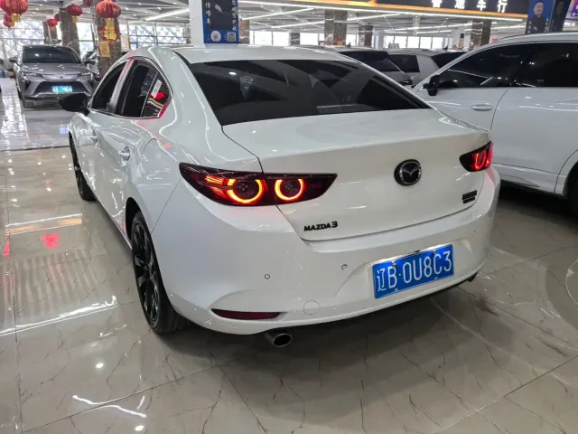 Mazda Axela — Фото автомобиля 7