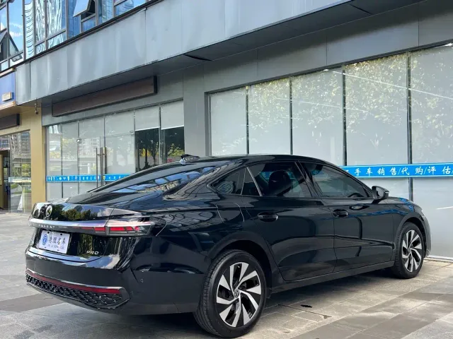 Volkswagen Passat — Фото автомобиля 16