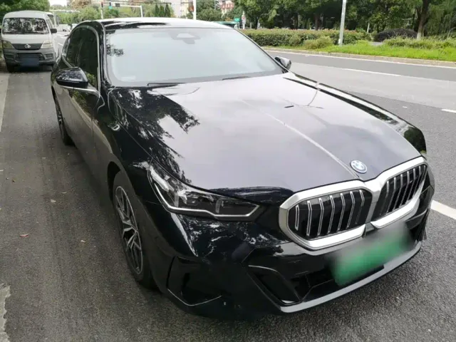 BMW i5 — Фото автомобиля 3