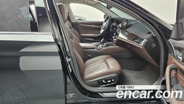 BMW 5 Series G30 — Фото автомобиля 11