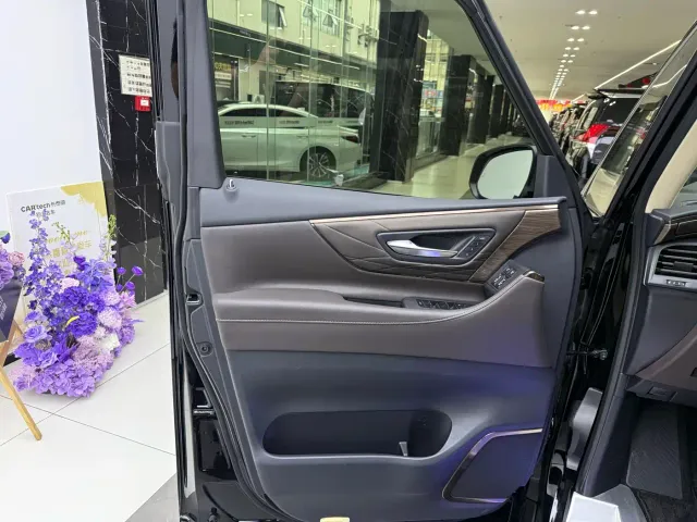 Toyota Vellfire — Фото автомобиля 10