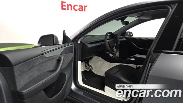 Tesla Model Y — Фото автомобиля 9