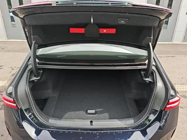 BMW i5 — Фото автомобиля 8