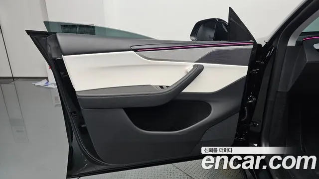 Tesla Model Y — Фото автомобиля 23