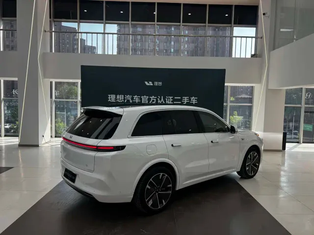 Li Auto L8 — Фото автомобиля 2