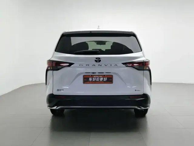 Toyota Granvia 2024 2.5L Hybrid Comfort — Фото автомобиля 4